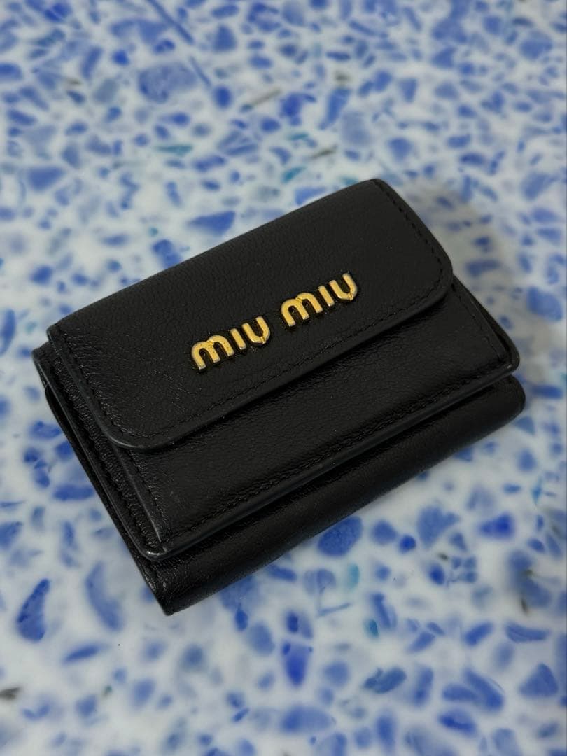 MIU MIUの三つ折り財布 ブラック 黒