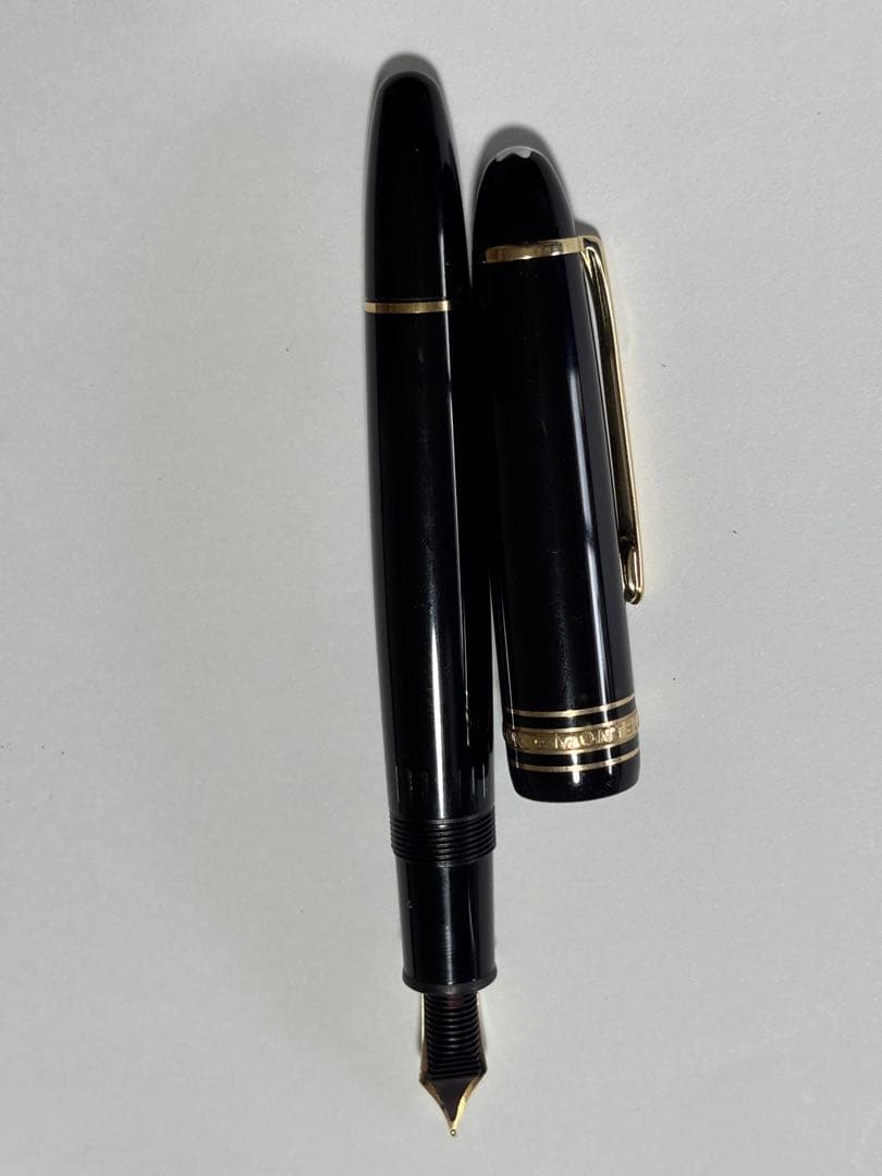 黒い万年筆 金色:星型キャップ