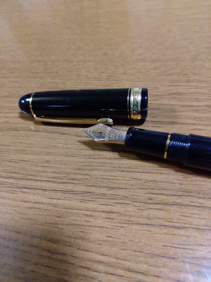 ゲリラセール‼️プラチナ万年筆3776センチュリーブラックインブラック極細字