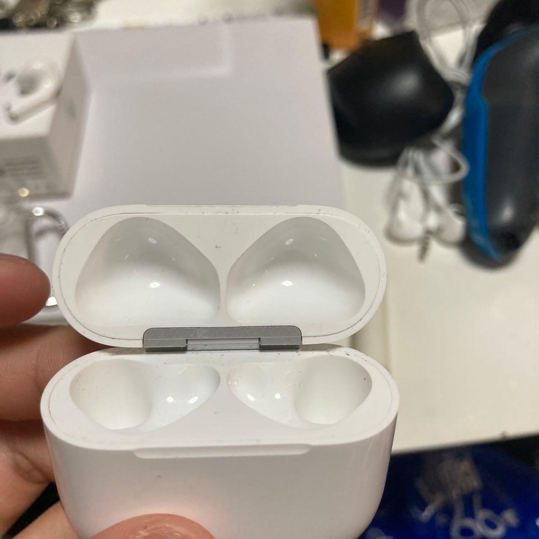 AirPods 4 ケース付き