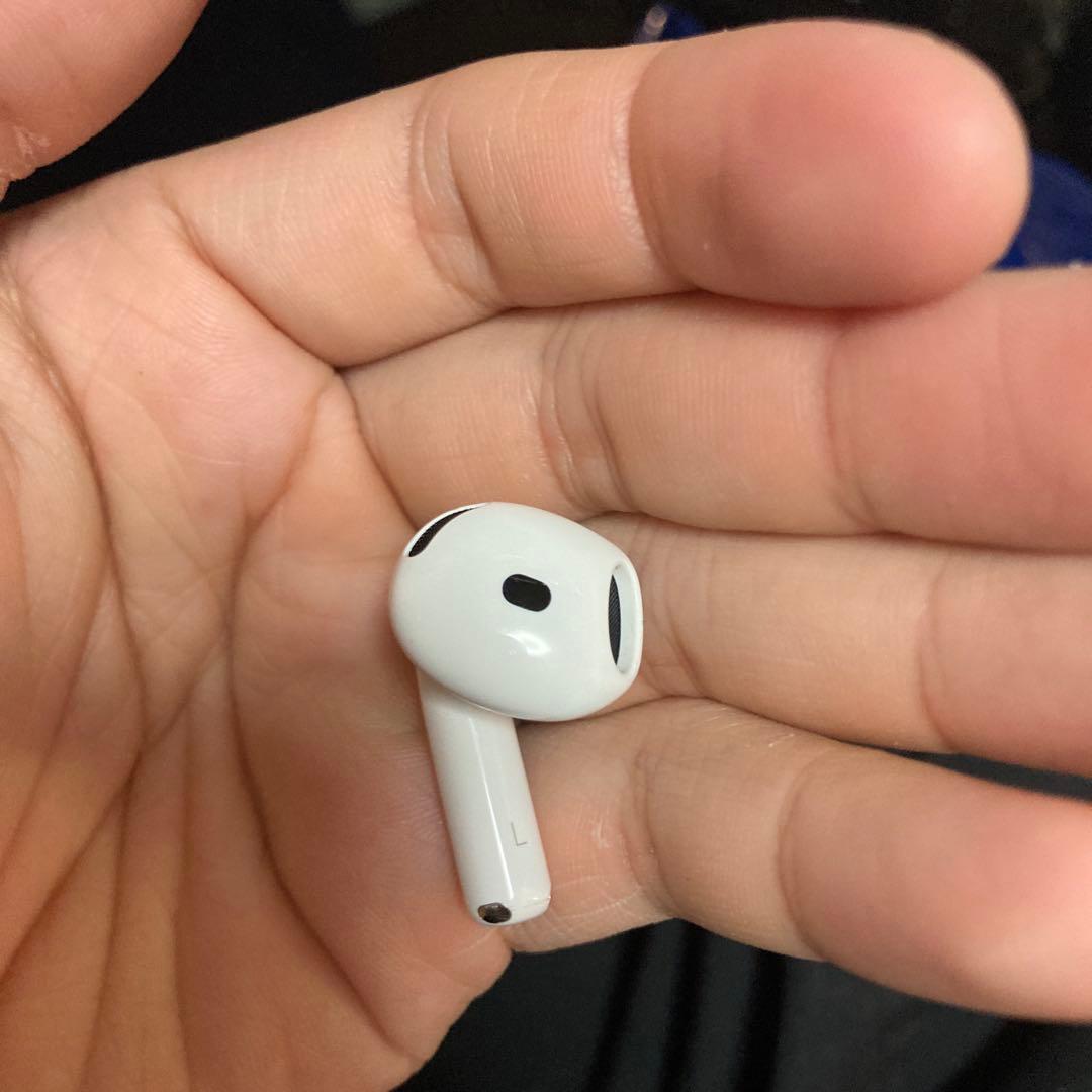 AirPods 4 ケース付き