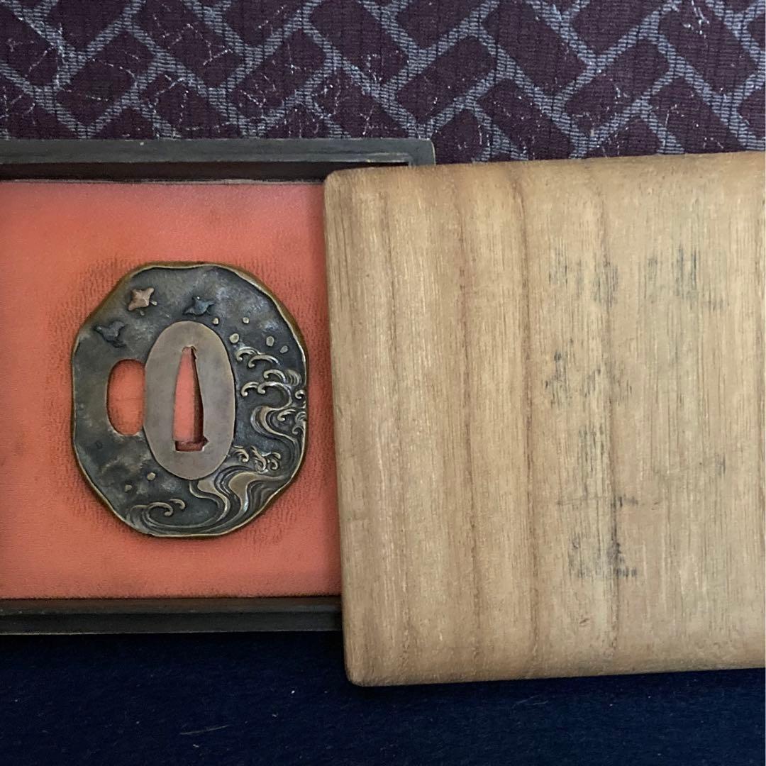 刀剣　刀装具　銘　加納夏雄刻　鍔　波千鳥