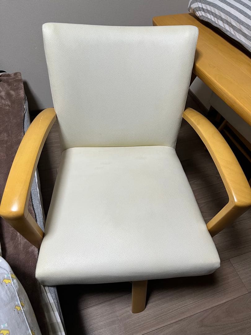 ダイニングテーブルと椅子4脚セット　ミキモク　肘付き回転チェア