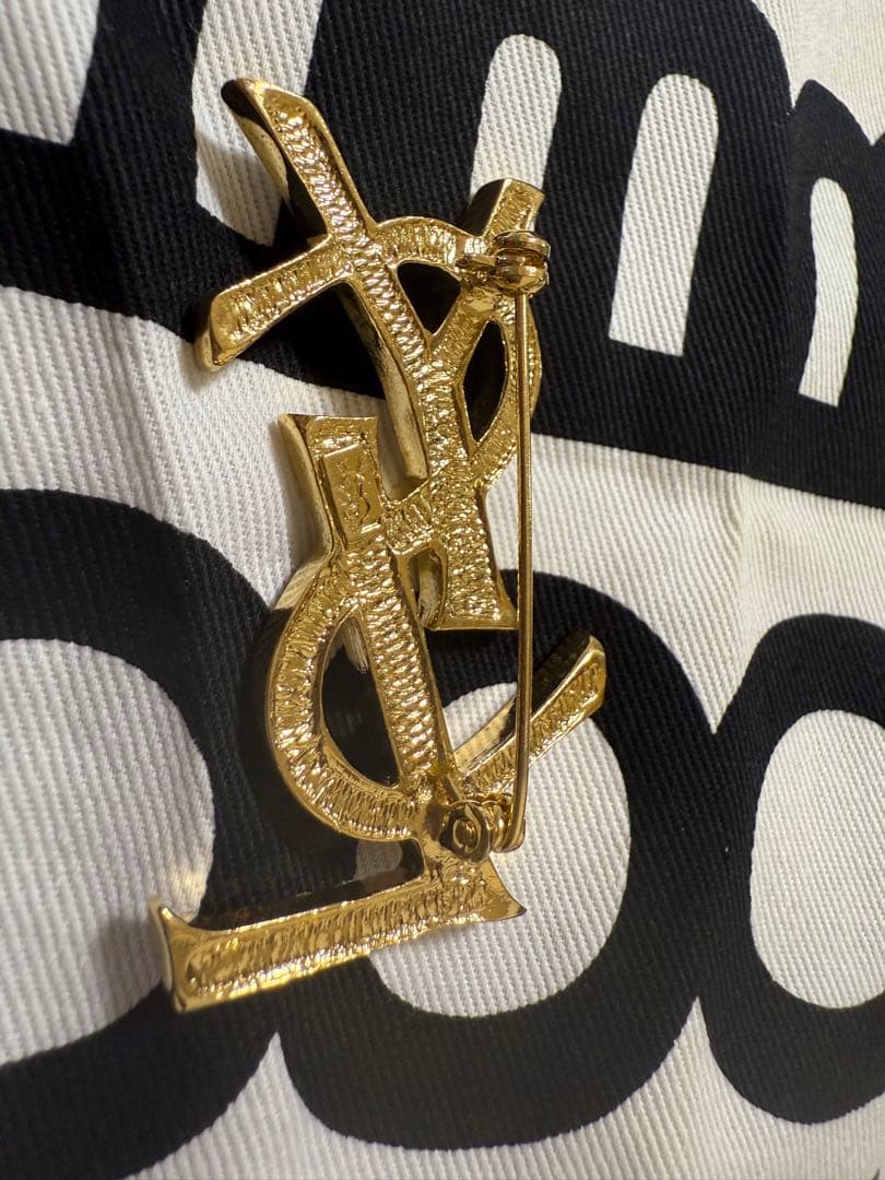 イヴサンローラン ブローチ カサンドラロゴ YSL 刻印 付属品なし