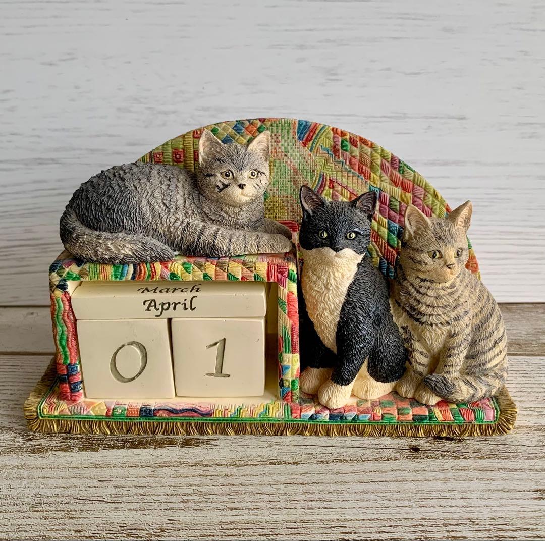 レズリーアンアイボリー 卓上万年カレンダー 猫 置物