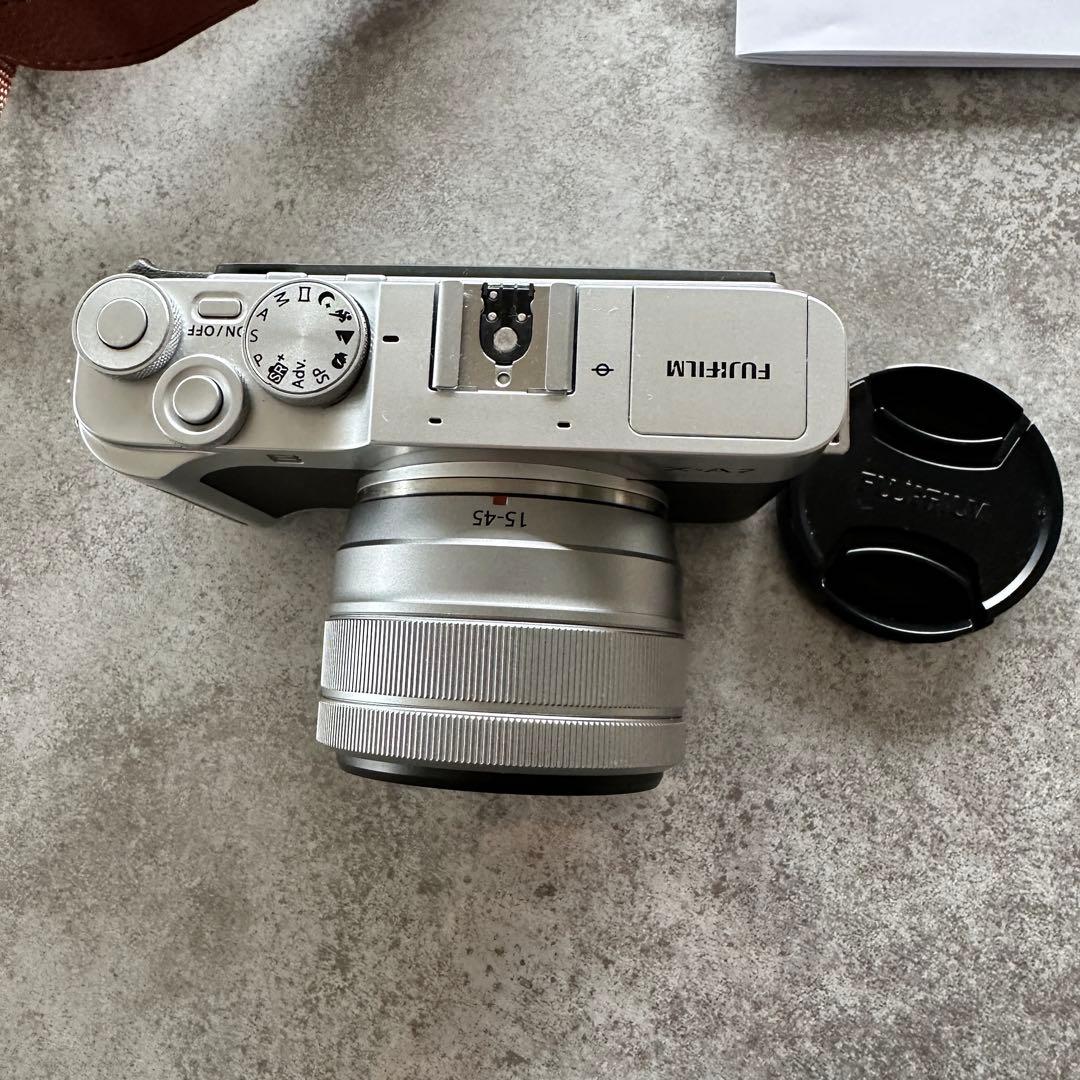 富士フイルム ミラーレス一眼レフ カメラ X-A7 レンズキット シルバー