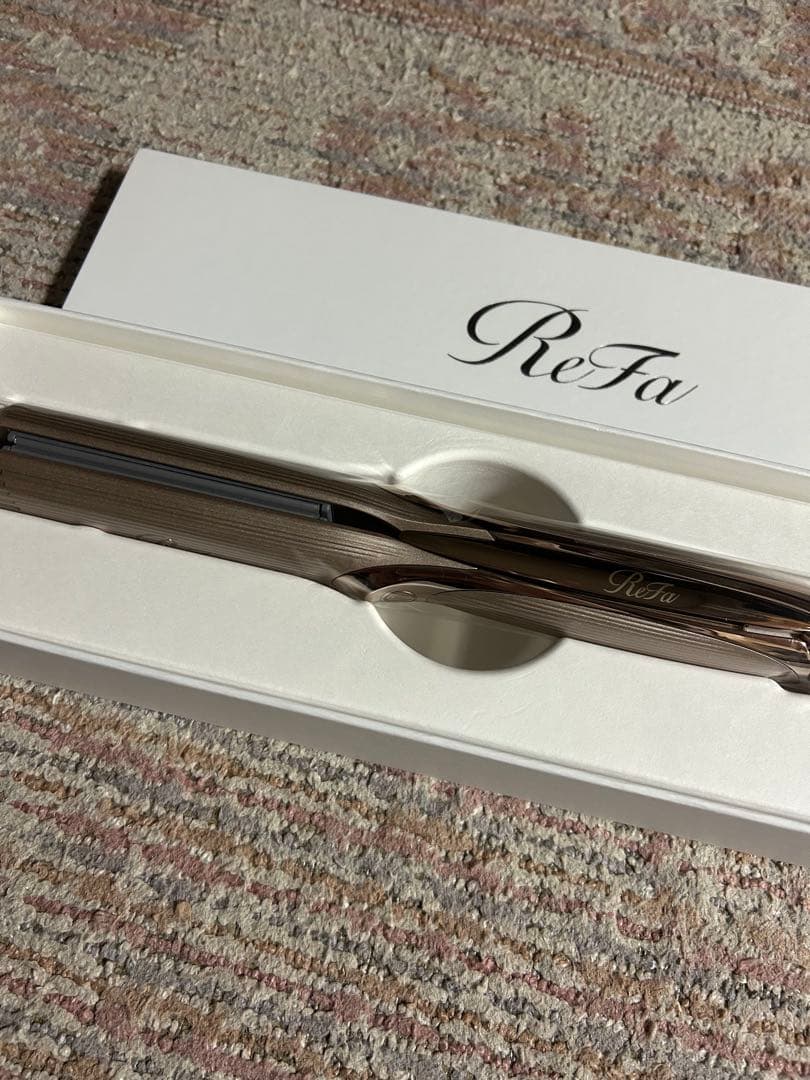 リファ ストレートアイロン プロプラス　2025年発売 シャンパングレージュ