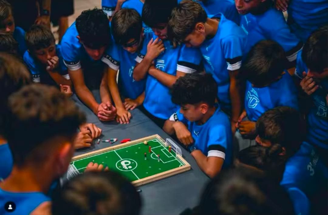 PLAKKS(プラックス)、欧州サッカーテーブルゲーム、木製、スペイン発