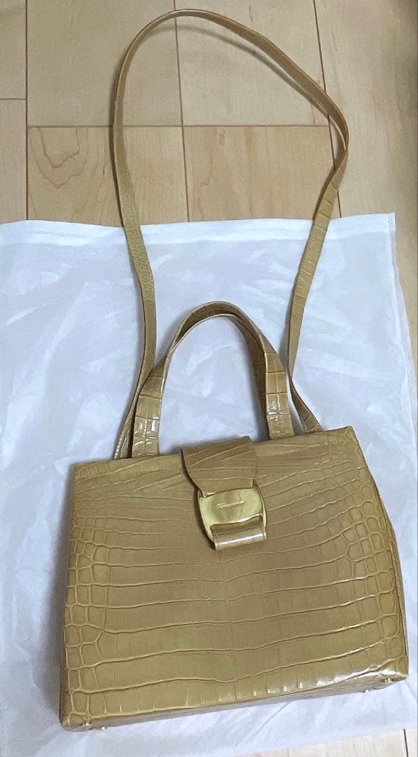 【美品】サルヴァトーレフェラガモ　2way型押しハンドバッグ