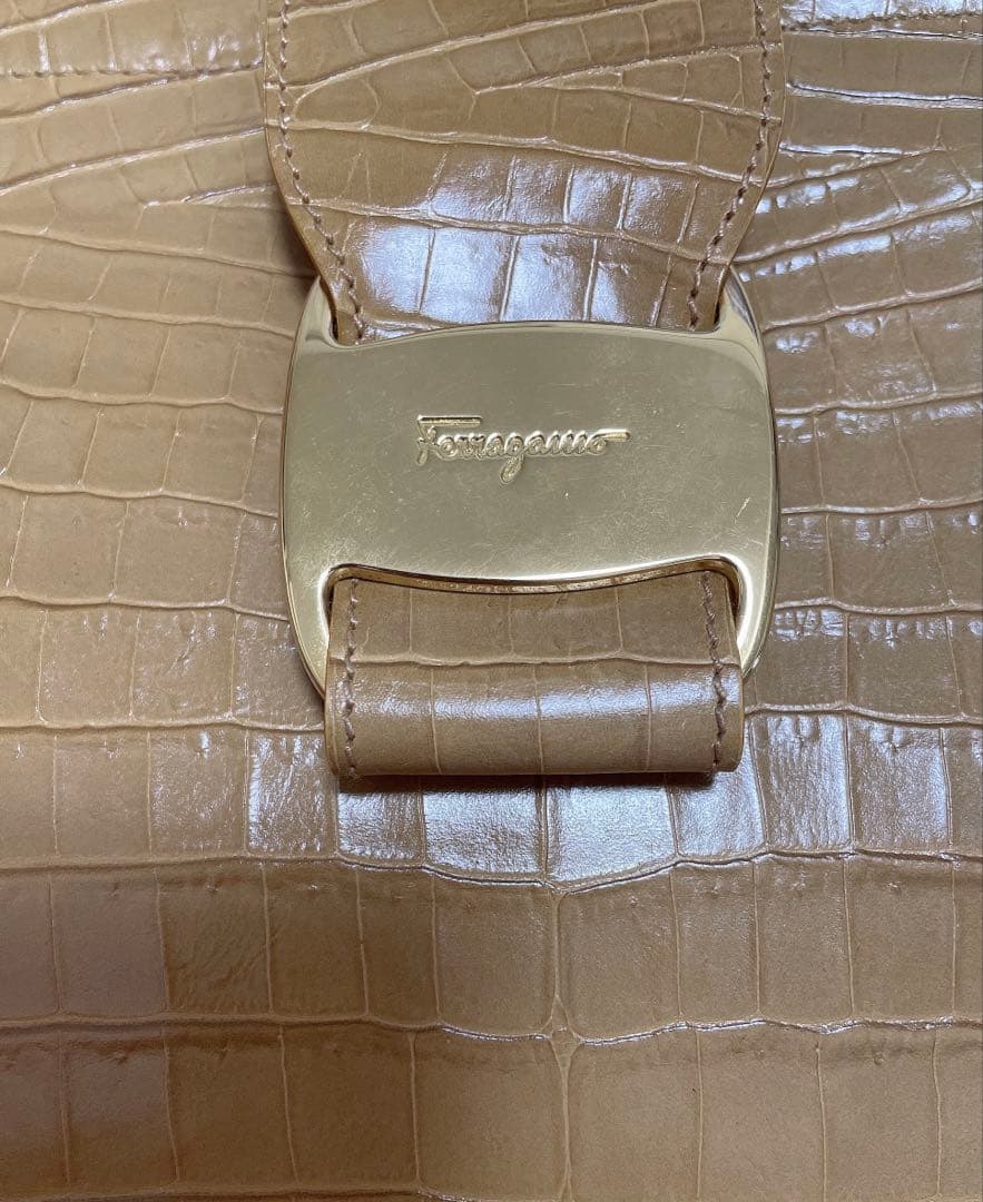 【美品】サルヴァトーレフェラガモ　2way型押しハンドバッグ