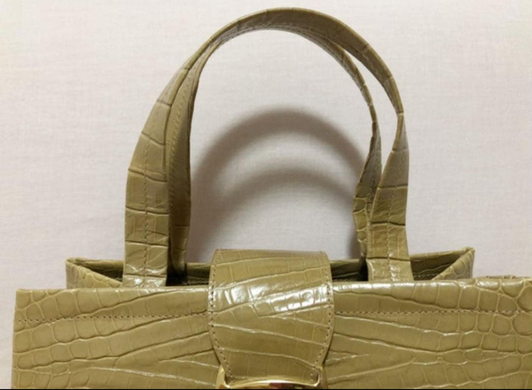 【美品】サルヴァトーレフェラガモ　2way型押しハンドバッグ
