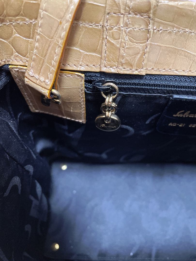 【美品】サルヴァトーレフェラガモ　2way型押しハンドバッグ