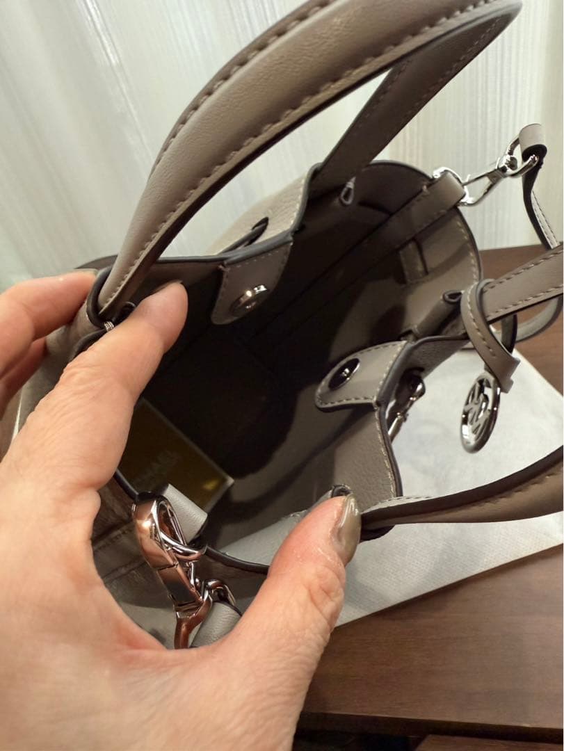 MICHAEL KORS CARSON NS クロスボディ　パールグレイ