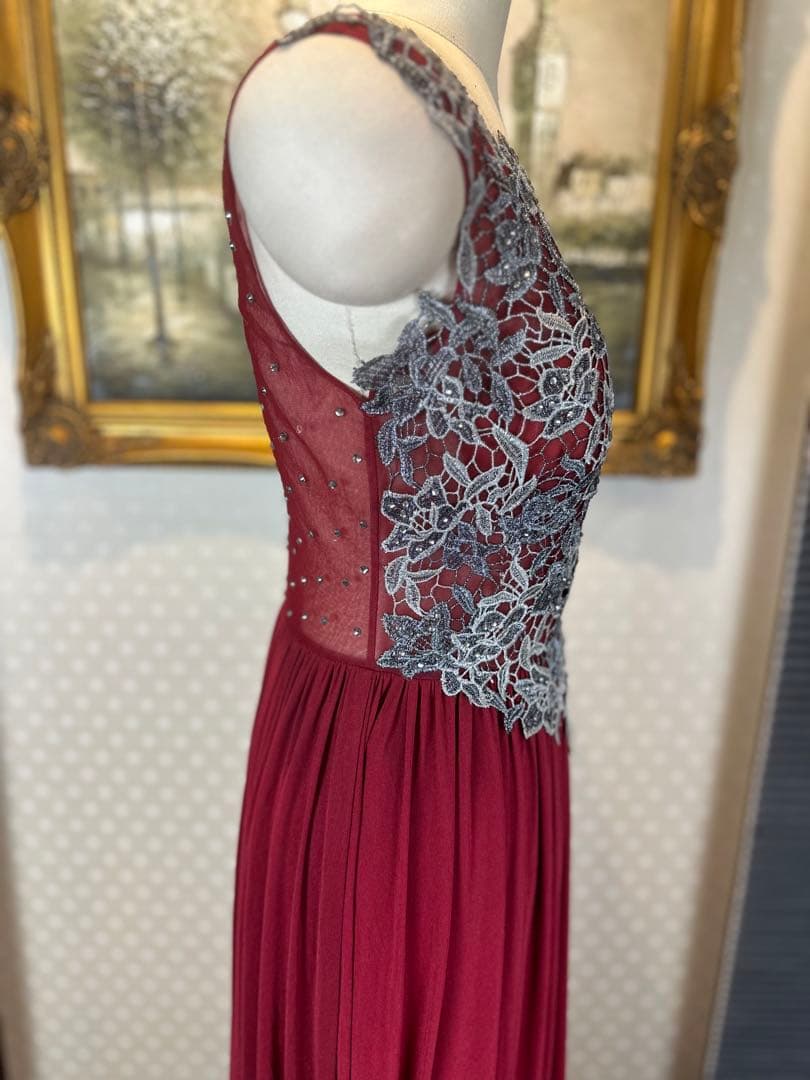 バーガンディ レース装飾付きドレス