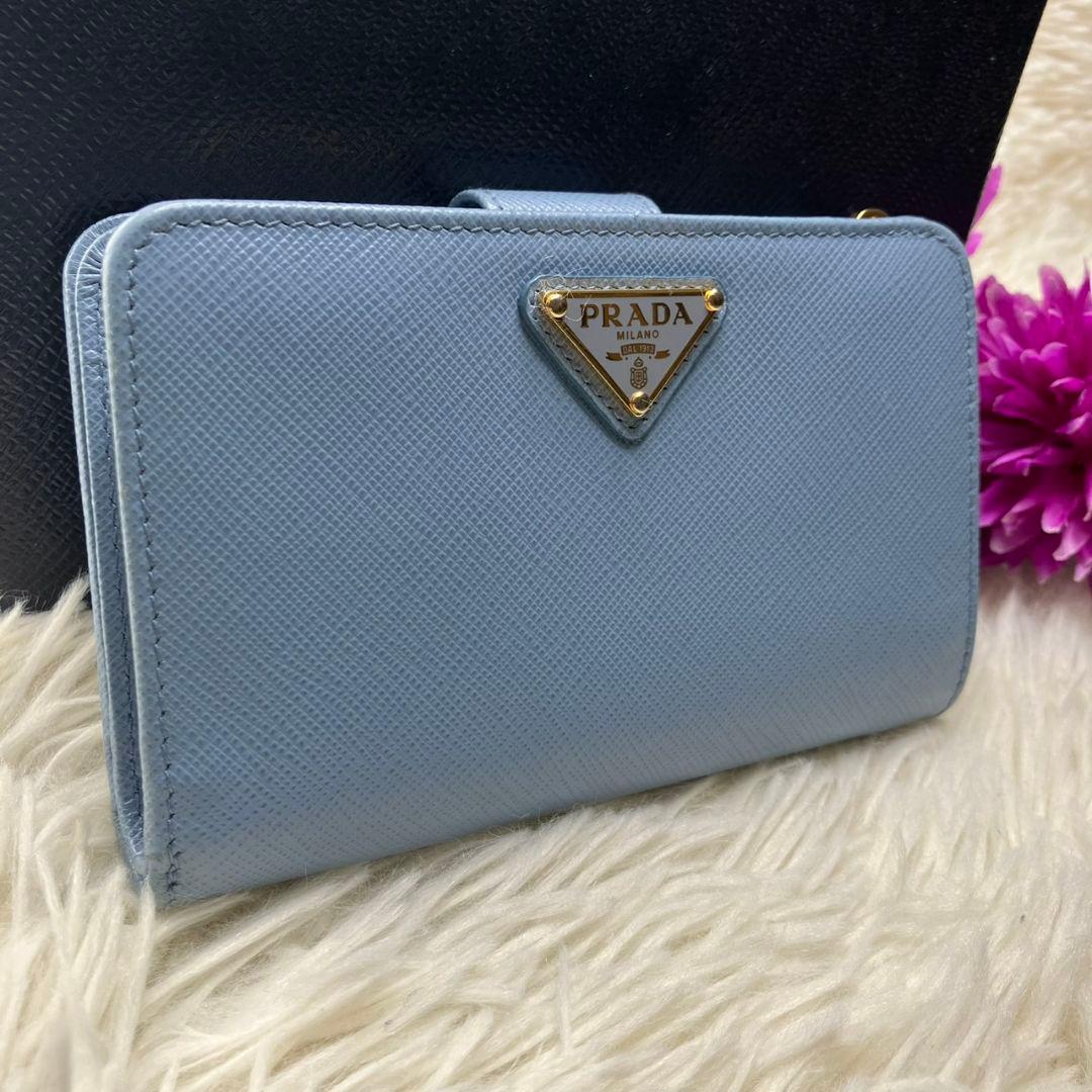 現行 未使用級✨プラダ 二つ折り財布 サフィアーノレザー 三角ロゴ 水色