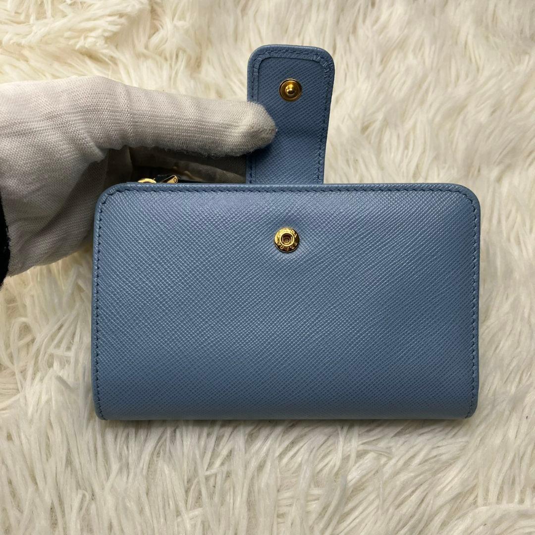 現行 未使用級✨プラダ 二つ折り財布 サフィアーノレザー 三角ロゴ 水色