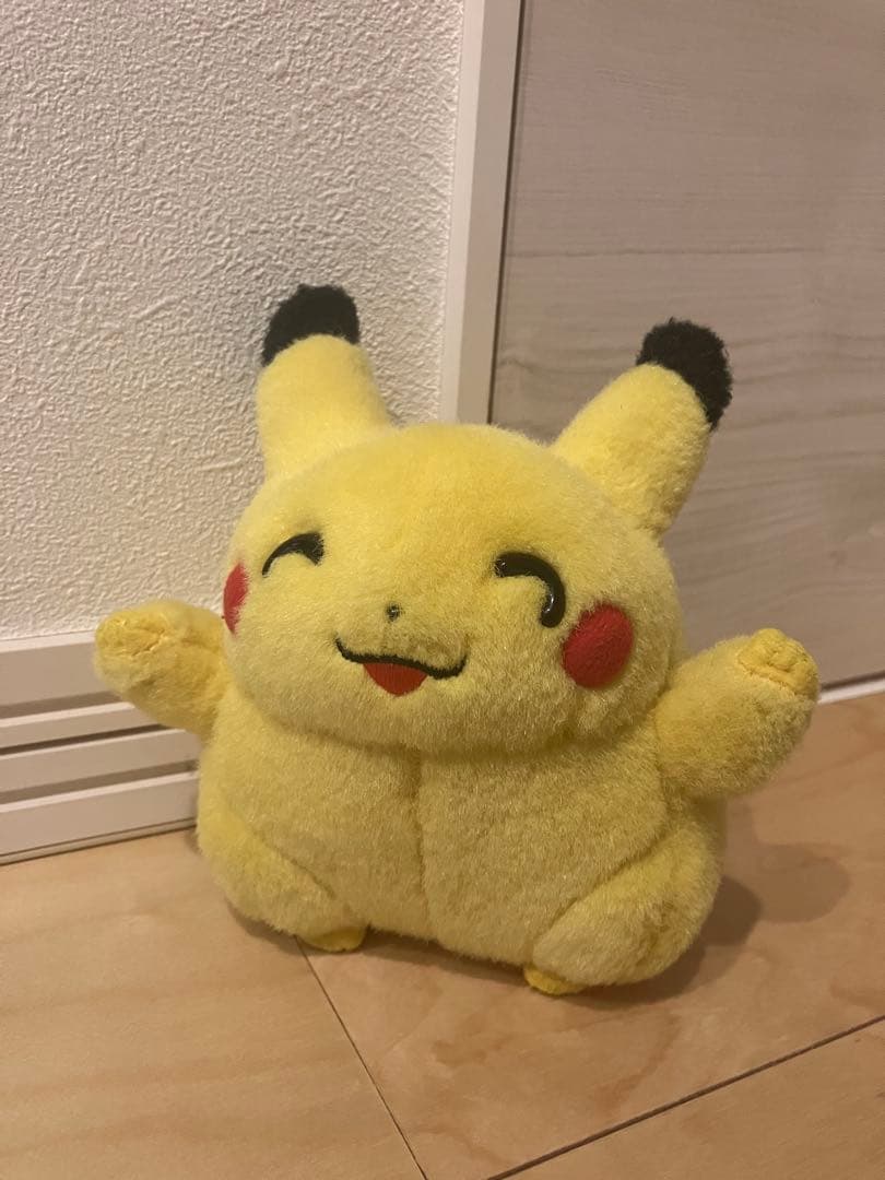 り*ご様 ポケモン　ピカチュウぬいぐるみ（ばんざい）　TOMY