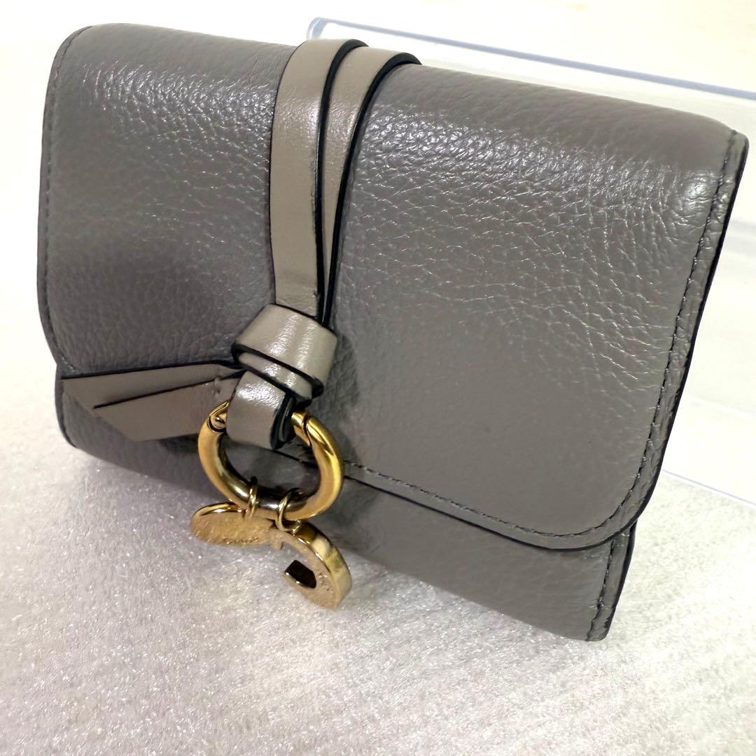 美品　クロエ 三つ折り財布　スモールトリフォールド　 アルファベット　グレー