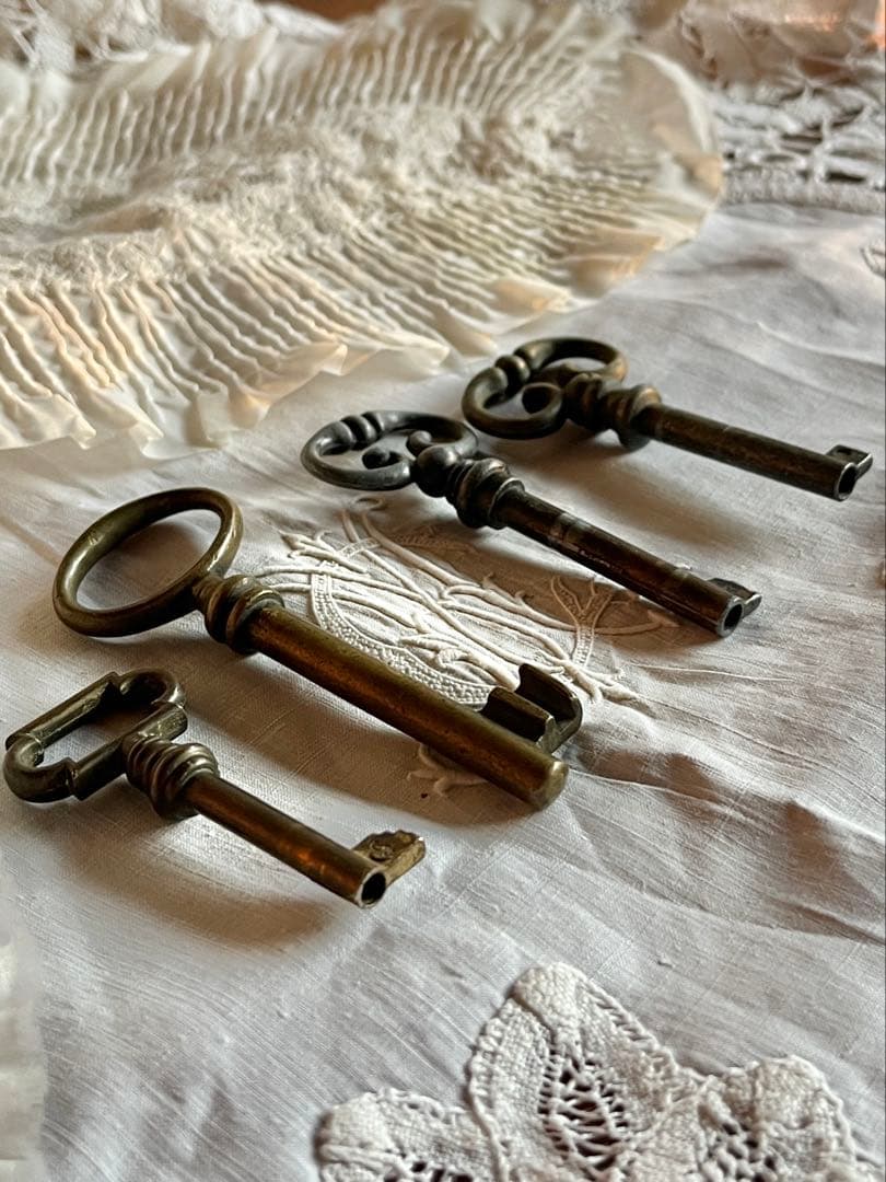 ◆フランスアンティーク｜古い鍵デザインキーセットブロンズシルバー装飾輪っか