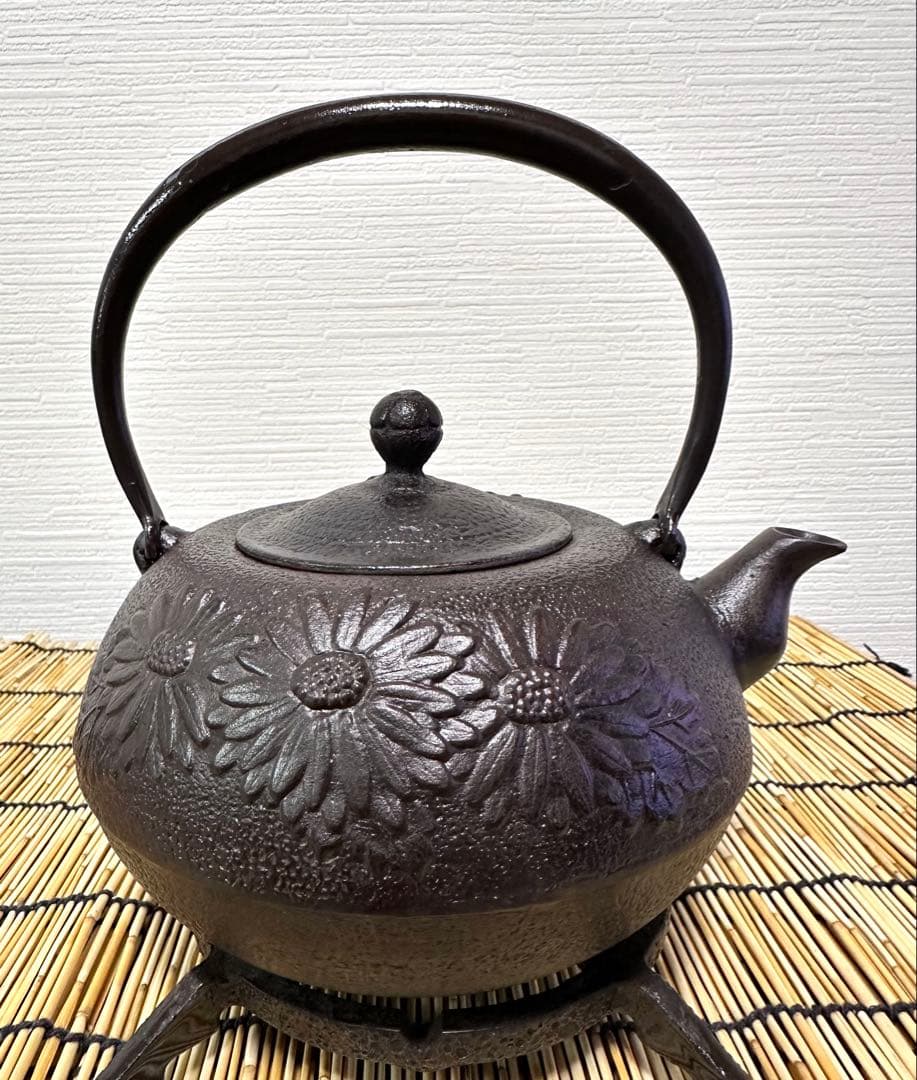 ほぼ未使用品　供箱等付属品付岩手県奥州佐秋鋳造所佐藤守巨造 真作保証　南部鉄瓶