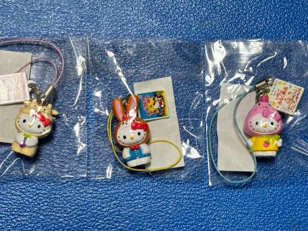 ハローキティ　駄菓子コラボ　ストラップ　３個セット