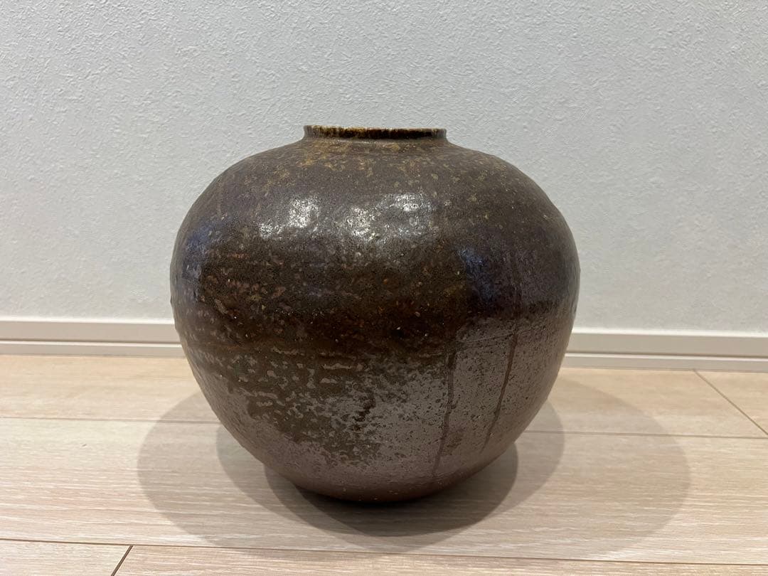 備前焼　黒茶色の陶器の花瓶 中型