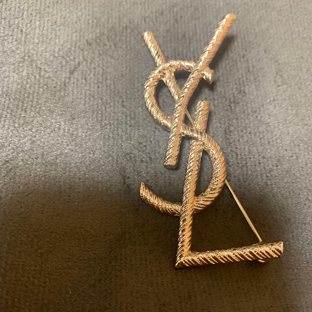 YSL ゴールドロゴブローチ