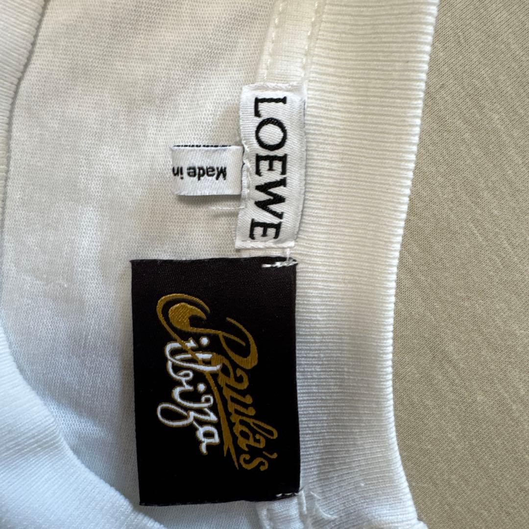 LOEWEのロゴ入りホワイトTシャツ
