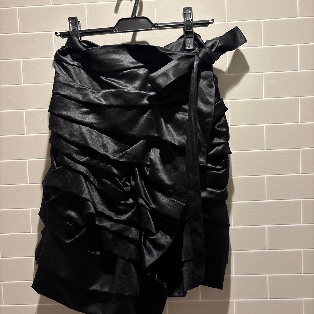 黒 ラッフルデザイン スカート　段々の巻きスカート