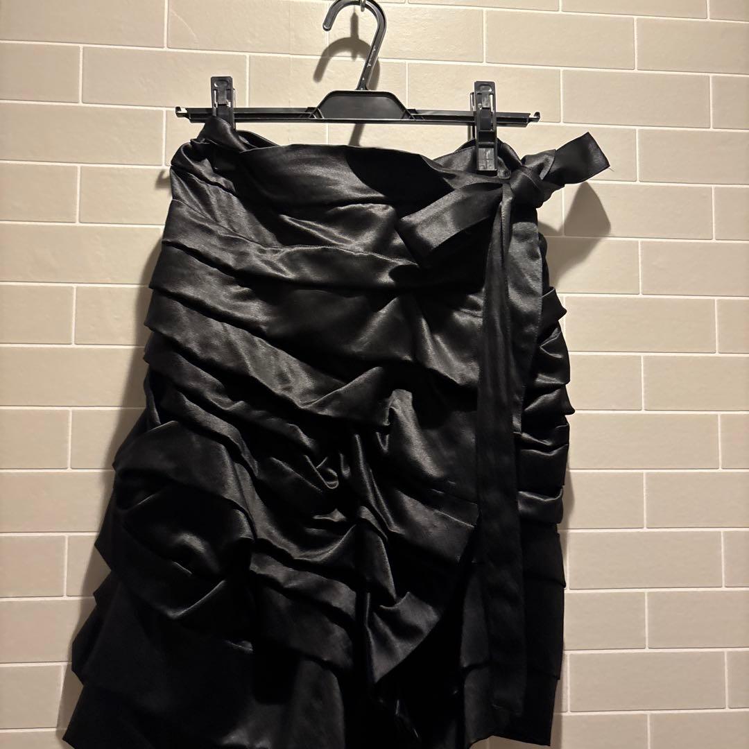 黒 ラッフルデザイン スカート　段々の巻きスカート