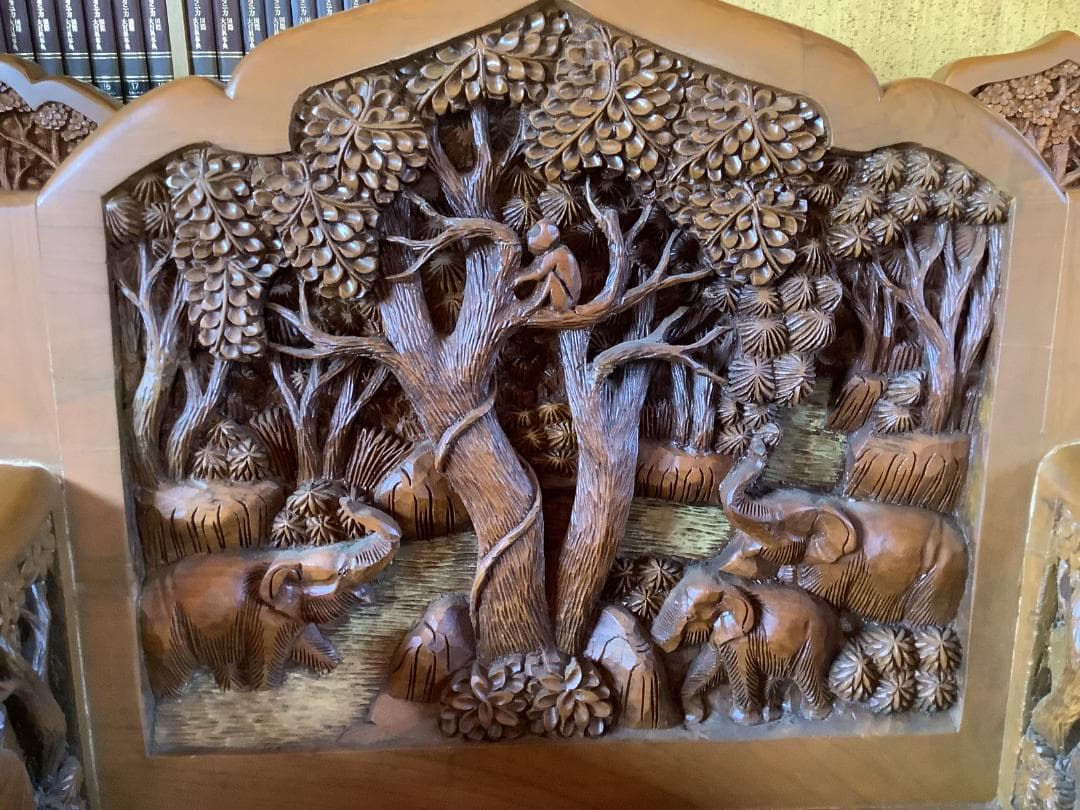 【重厚彫刻椅子】象の群れモチーフ　木製彫刻アームチェア 4脚セット 希少大型家具