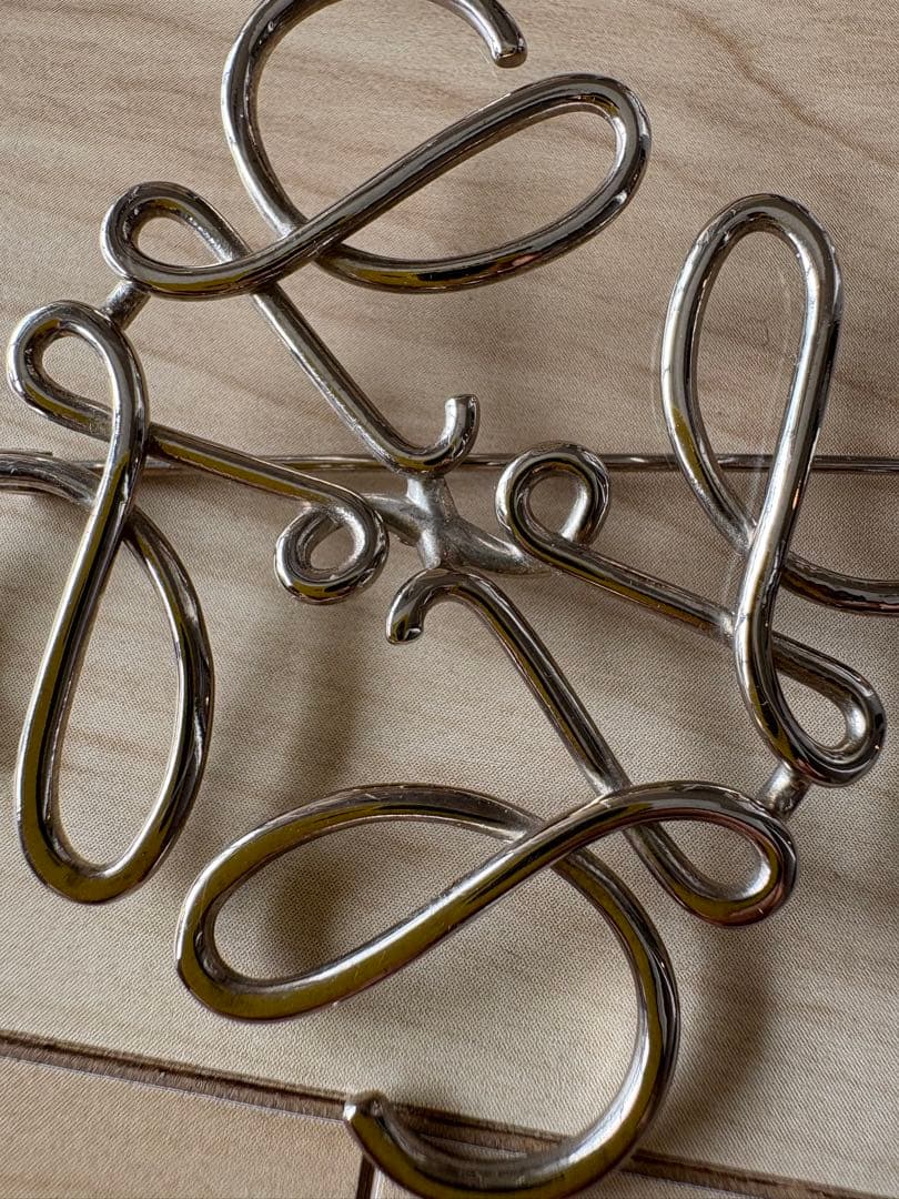 ロエベ LOEWE★アナグラム ブローチ ピンバッジ シルバー系