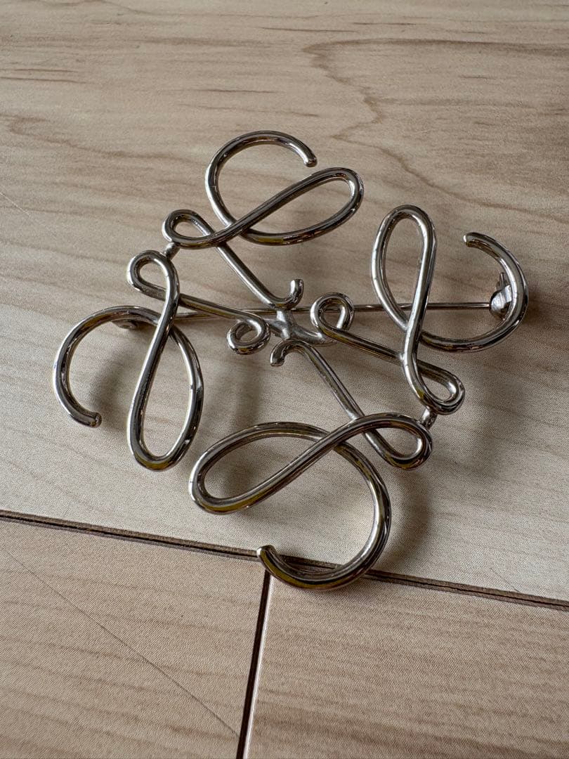 ロエベ LOEWE★アナグラム ブローチ ピンバッジ シルバー系