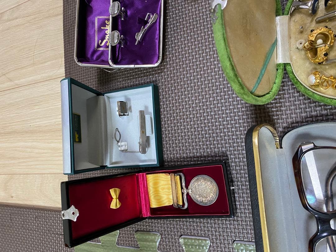 ジュエリー、ブローチ、ネクタイピン、メダルのコレクション。