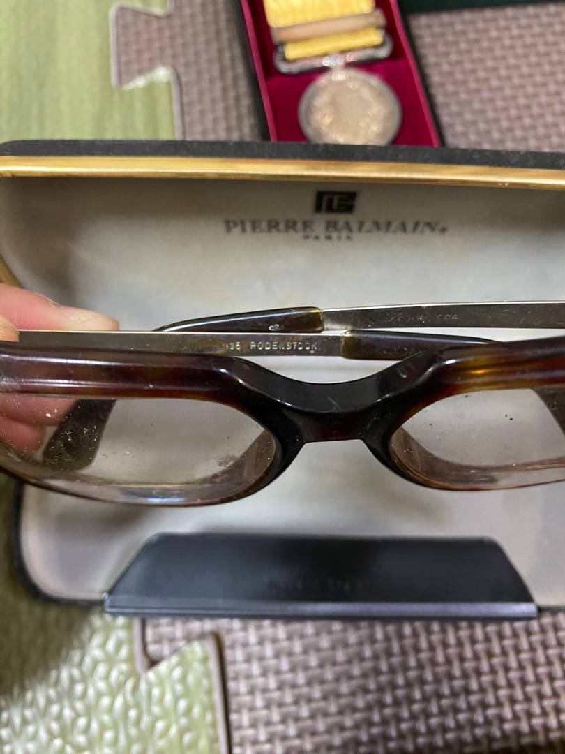 ジュエリー、ブローチ、ネクタイピン、メダルのコレクション。