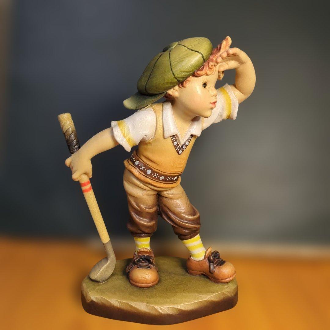 イタリア　アンリ社　木彫りの人形 ゴルフ少年　という作品