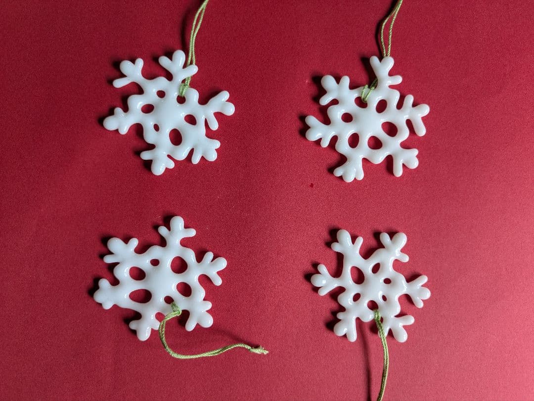 HARU　雪の結晶型チャーム 2個セット 透明と紫