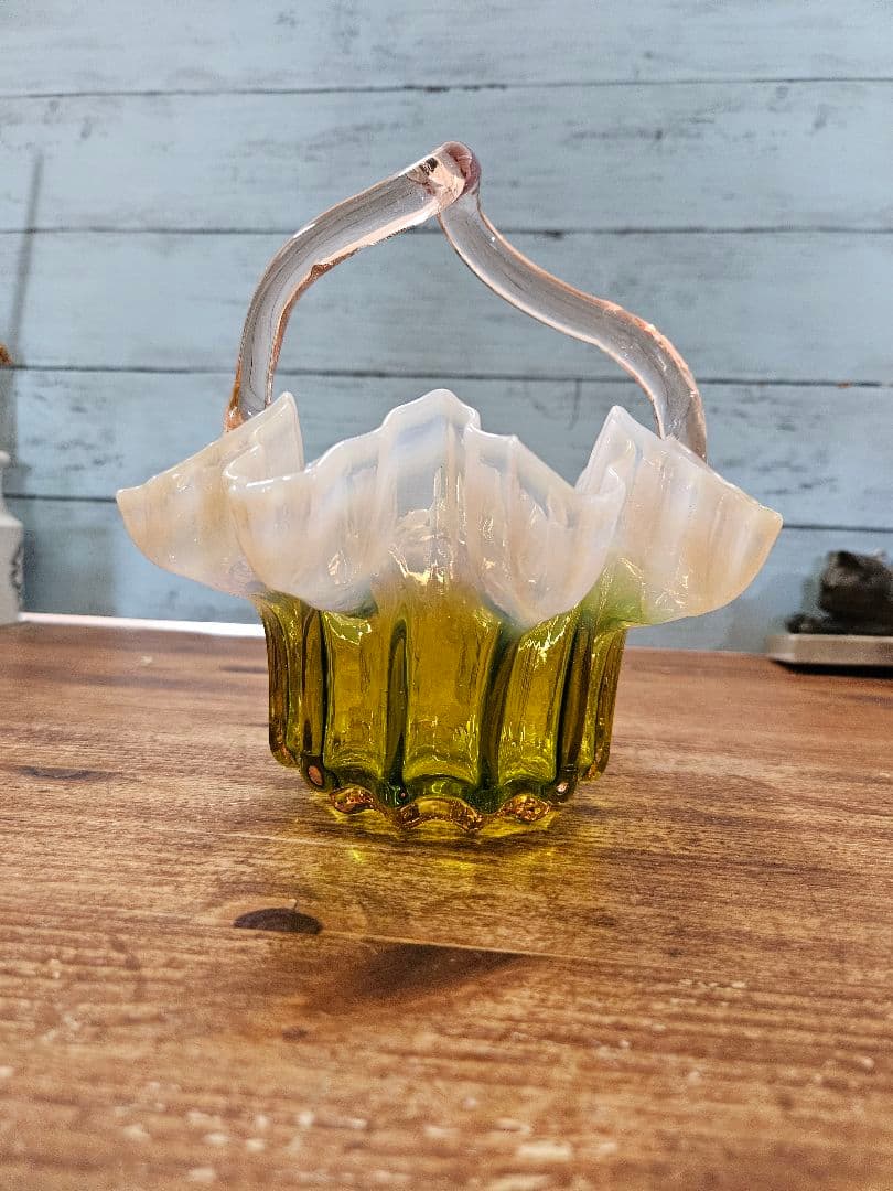 フランスアンティーク オパールセントガラスのバスケット フリル 籠 花器 花入れ