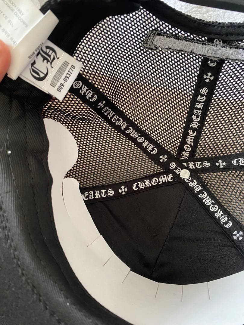 ブラッククロスモチーフトラッカーキャップ
