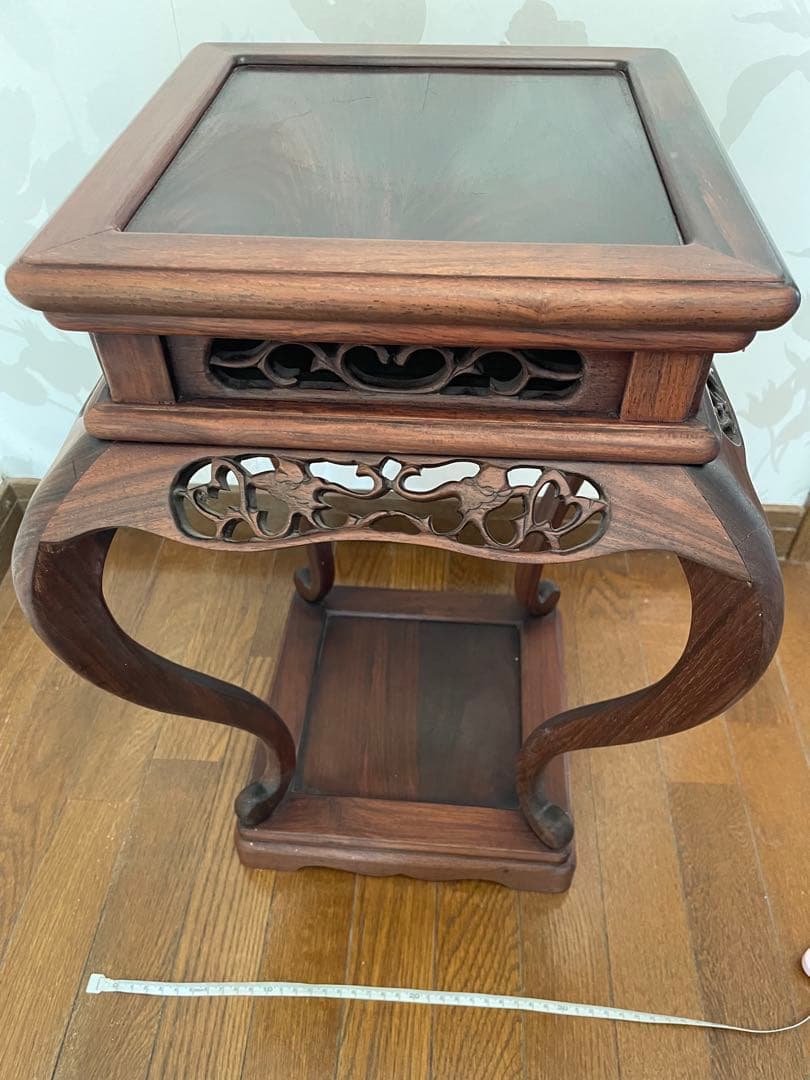 木製彫刻サイドテーブル　飾り棚　彫刻　唐木無垢材 猫脚 透かし彫刻彫り 高卓