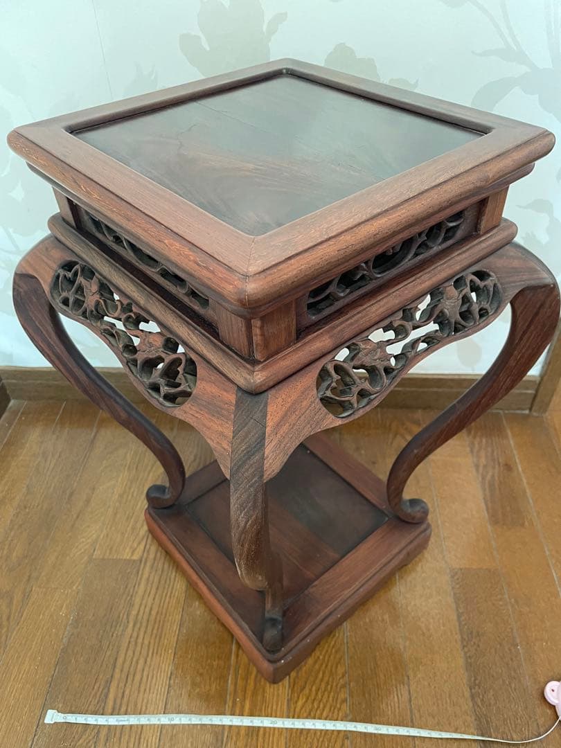 木製彫刻サイドテーブル　飾り棚　彫刻　唐木無垢材 猫脚 透かし彫刻彫り 高卓