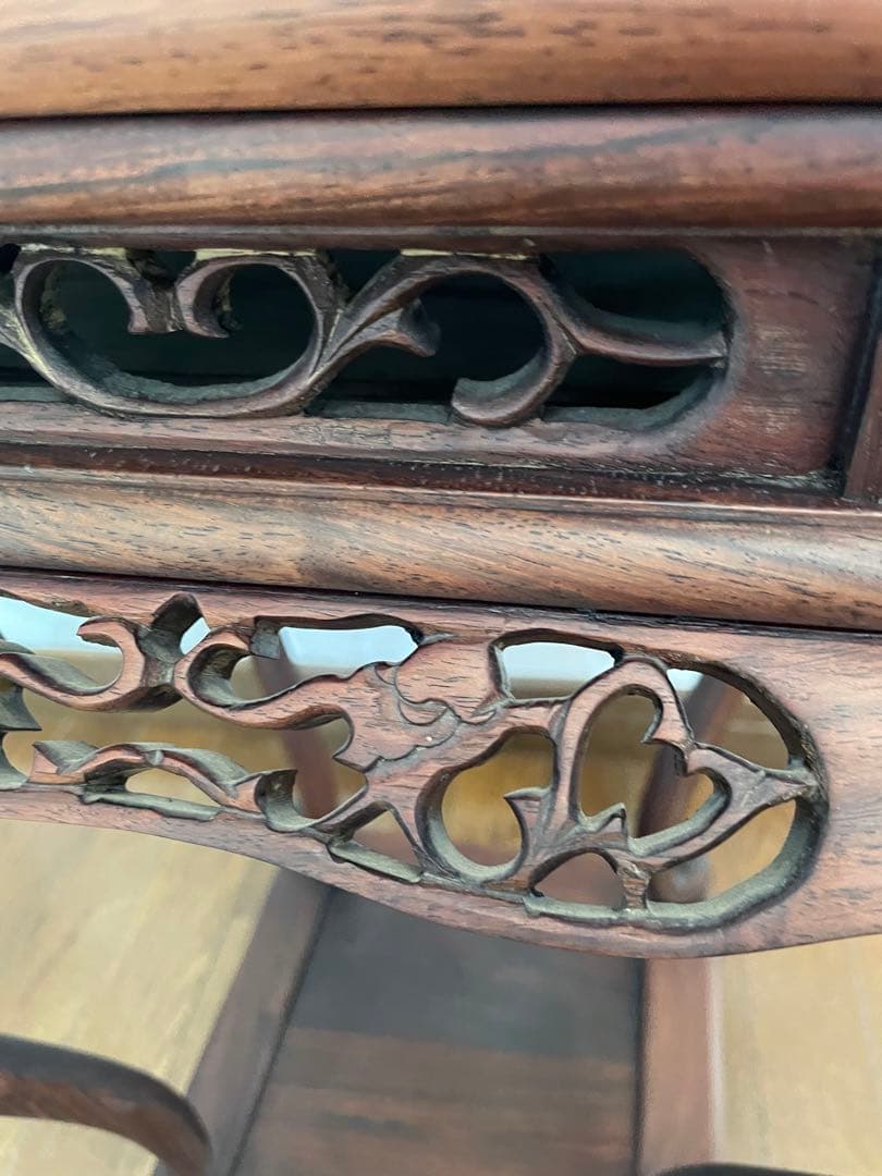 木製彫刻サイドテーブル　飾り棚　彫刻　唐木無垢材 猫脚 透かし彫刻彫り 高卓