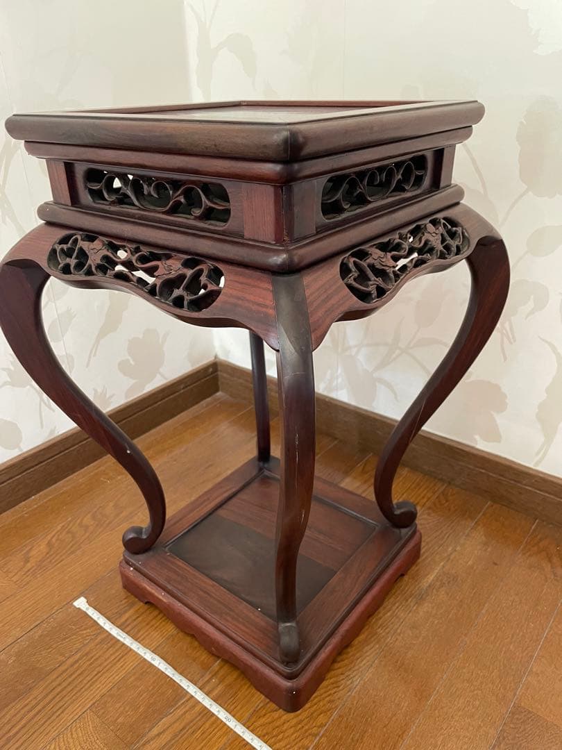 木製彫刻サイドテーブル　飾り棚　彫刻　唐木無垢材 猫脚 透かし彫刻彫り 高卓