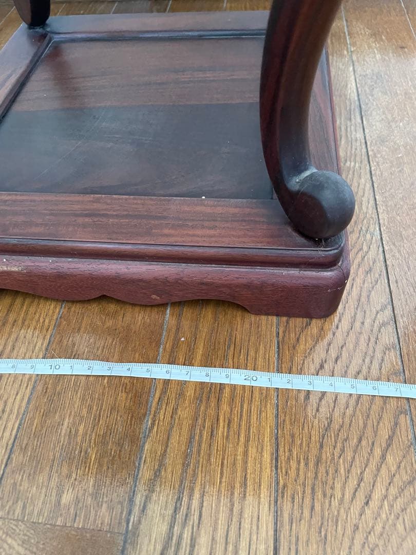 木製彫刻サイドテーブル　飾り棚　彫刻　唐木無垢材 猫脚 透かし彫刻彫り 高卓