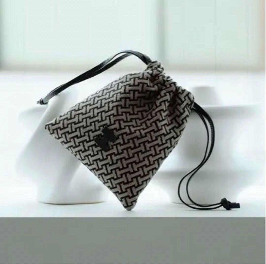 IACUCCI 巾着袋 ベージュと黒の幾何学模様