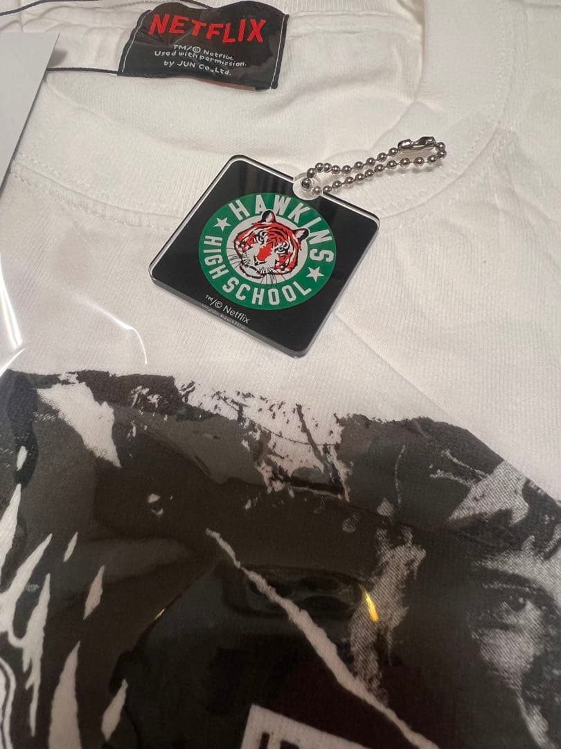 ストレンジャーシングス　V.A.のコラボTシャツ　アクキーつき