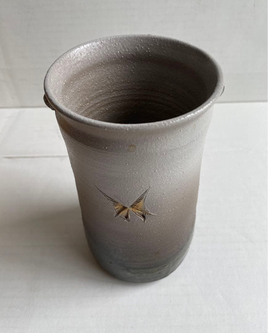 加藤釥　鮮やかな「釉彩蝶文　花入」