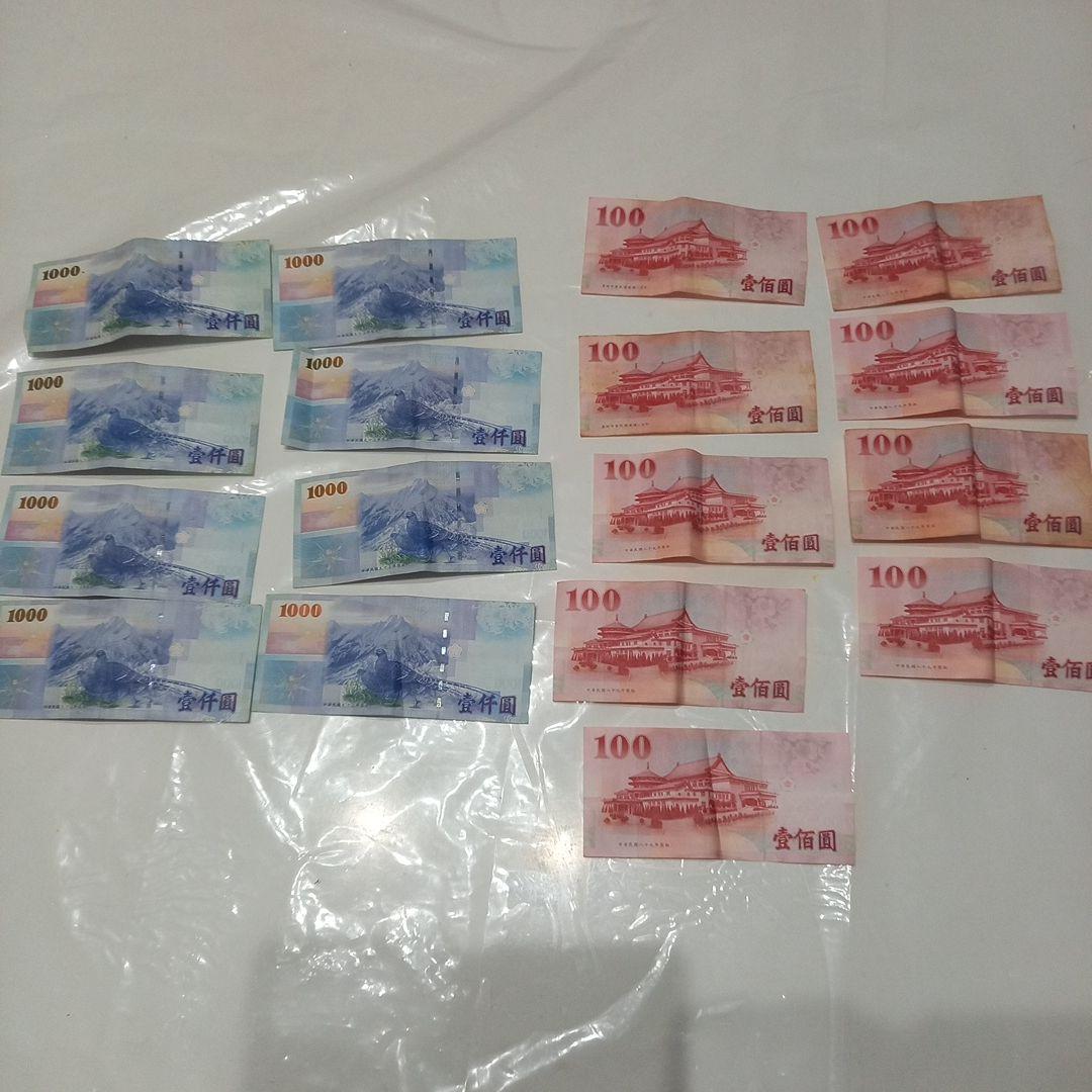 中華民国　中央銀行　1000元8枚　100元9枚
