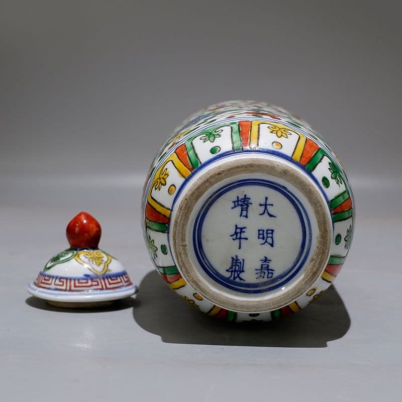 大明嘉靖款五彩龍紋帯蓋冬瓜瓶 景徳鎮 陶磁器 装飾品 現代工芸品 美術品 置物