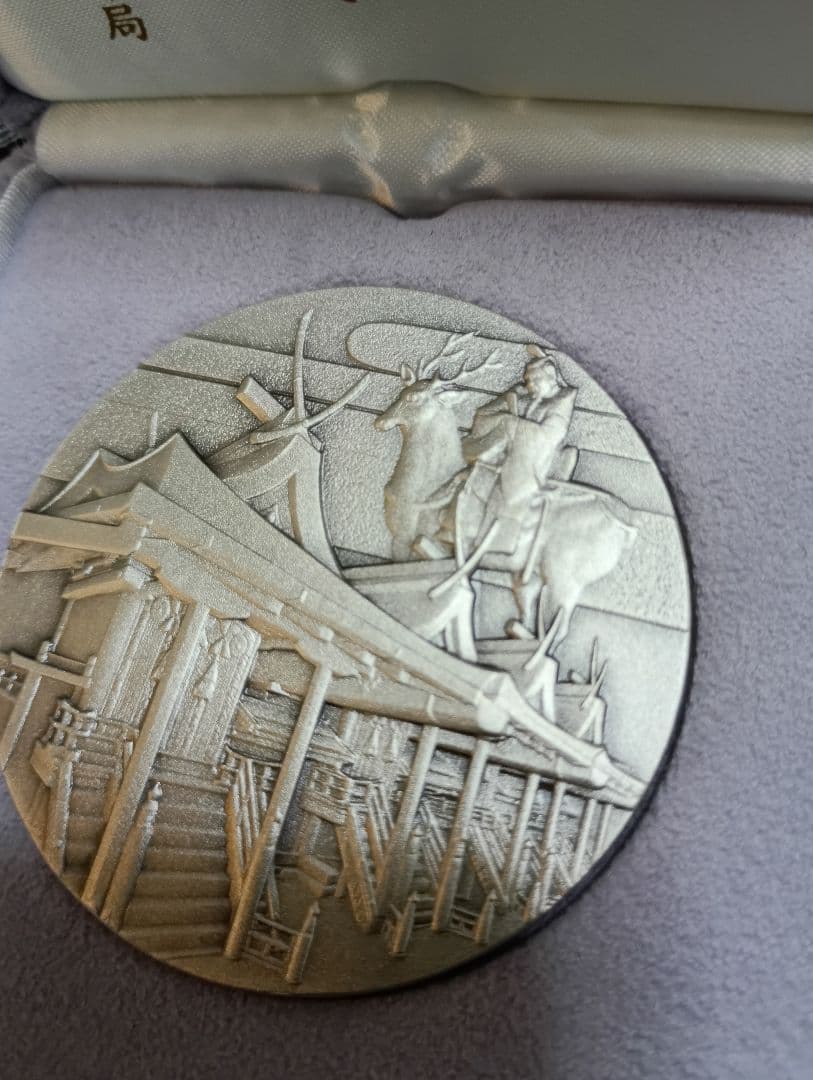 造幣局発行 国宝章牌 春日大社 純銀メダル　金地螺鈿毛抜形太刀